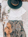 The Barefoot Brunette Boutique logo
